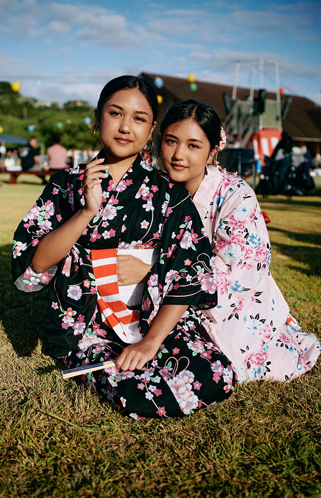 two people dressed in traditional Japanese clothing