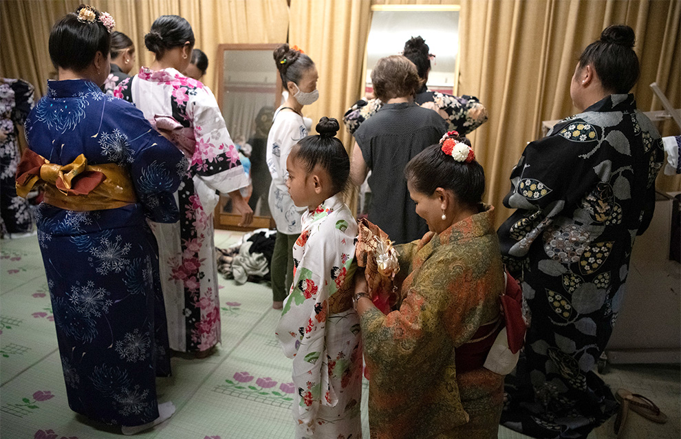 a group of people dressing up in traditional Japanese clothing